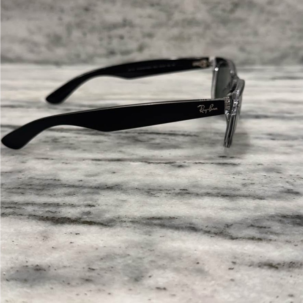 Ray-Ban Men’s Black Frame Sunglasses with Green Lenses - Classic Wayfarer Style - Picture 2 of 3